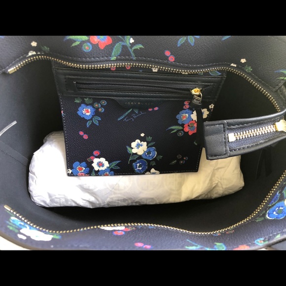 Gaby’sBags👜💕Tory Burch Small Zip Tote Crossbody - Picture 6 of 7